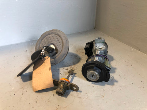 Freelander 1 Ignition Barrel and 1 x Keys Fuel Cap Door Lock Land Rover L01085