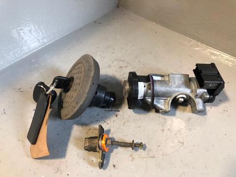 Freelander 1 Ignition Barrel and 1 x Keys Fuel Cap Door Lock Land Rover L01085