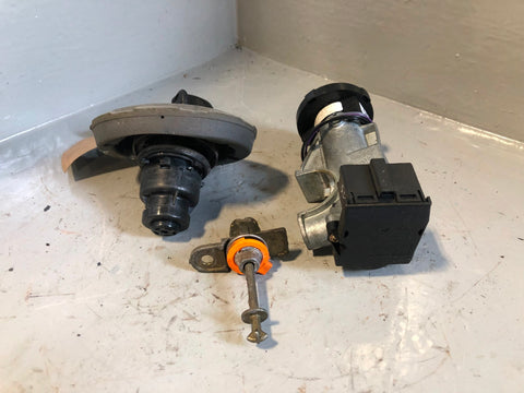 Freelander 1 Ignition Barrel and 1 x Keys Fuel Cap Door Lock Land Rover L01085