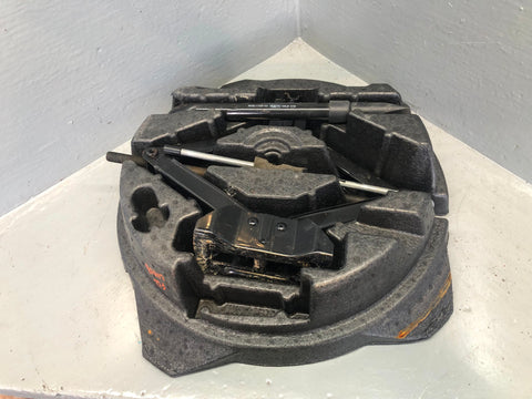 Freelander 2 Scissor Jack with Handle in Housing Brace Land Rover L11056
