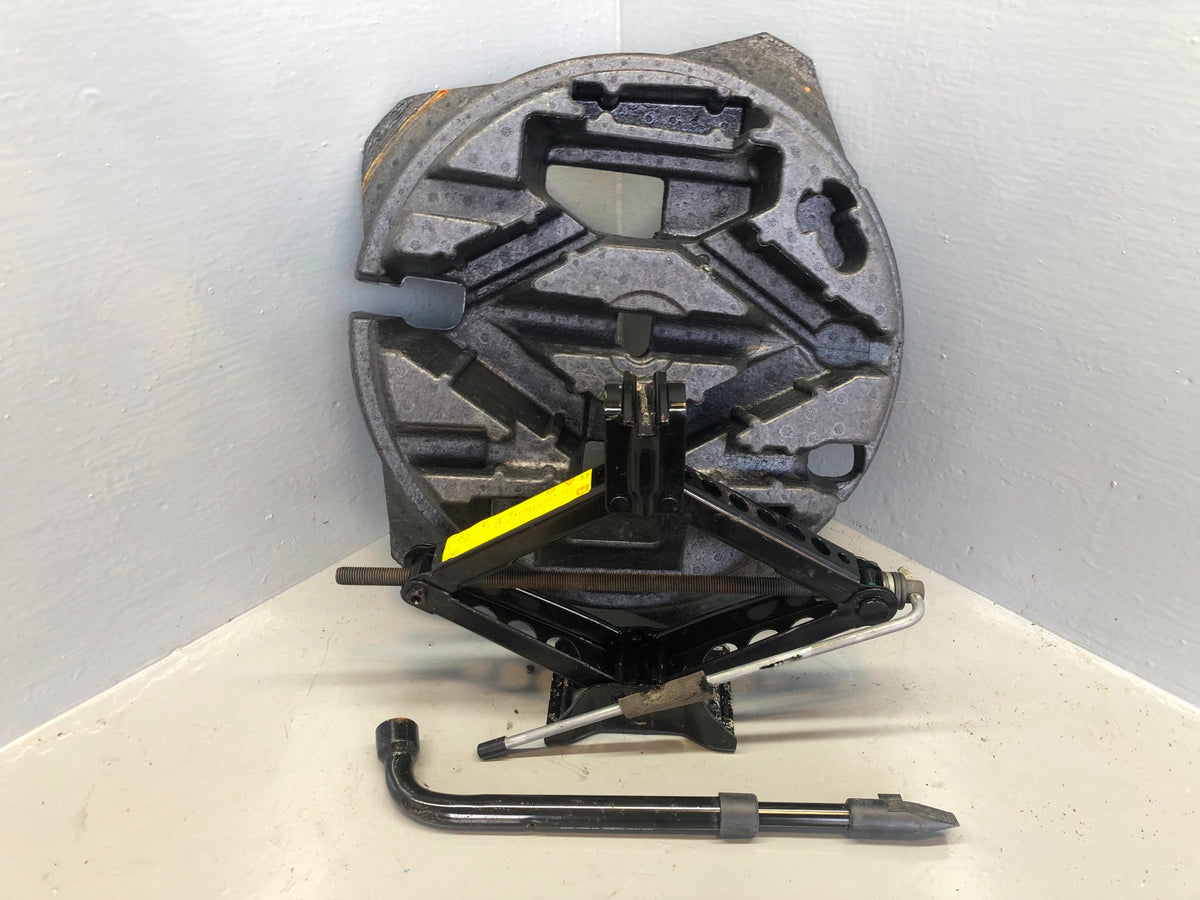 Freelander 2 Scissor Jack with Handle in Housing Brace Land Rover L11056