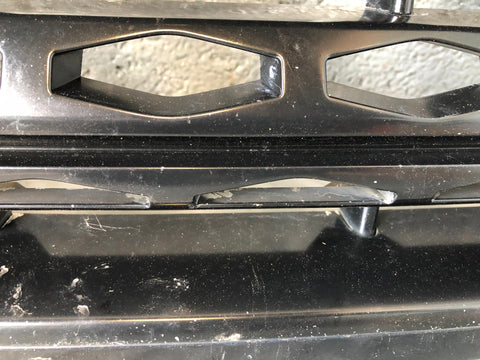 Discovery 4 Grille Front in Black Land Rover Facelift 2014 to 2016 K19085
