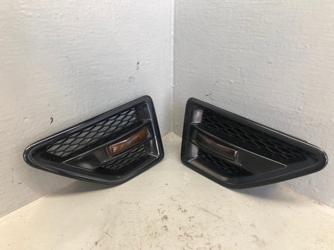 Freelander 2 Wing Vents Indictor Side Repeaters Black Pair Land Rover R17036