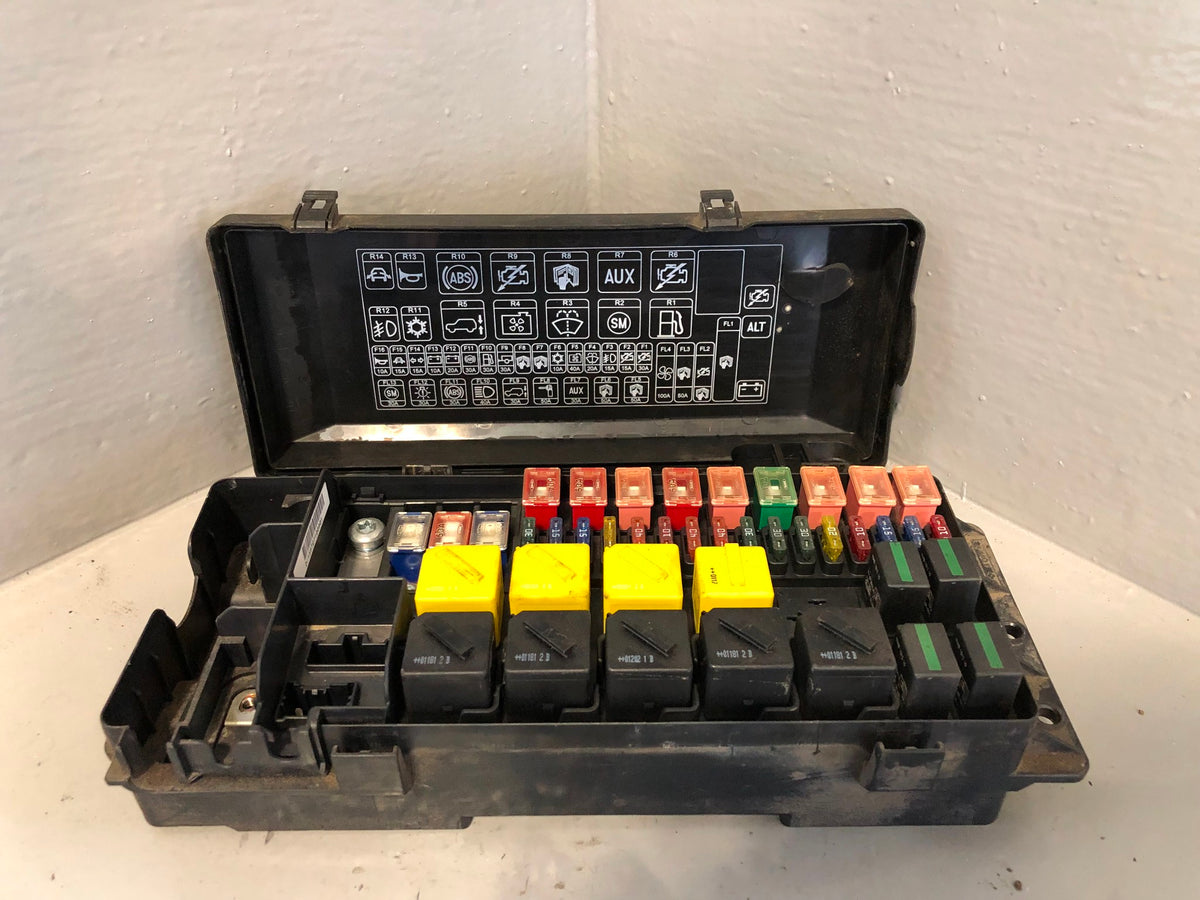 Discovery 2 Fuse Box and Cover Engine Bay YQE000300 Land Rover L06085