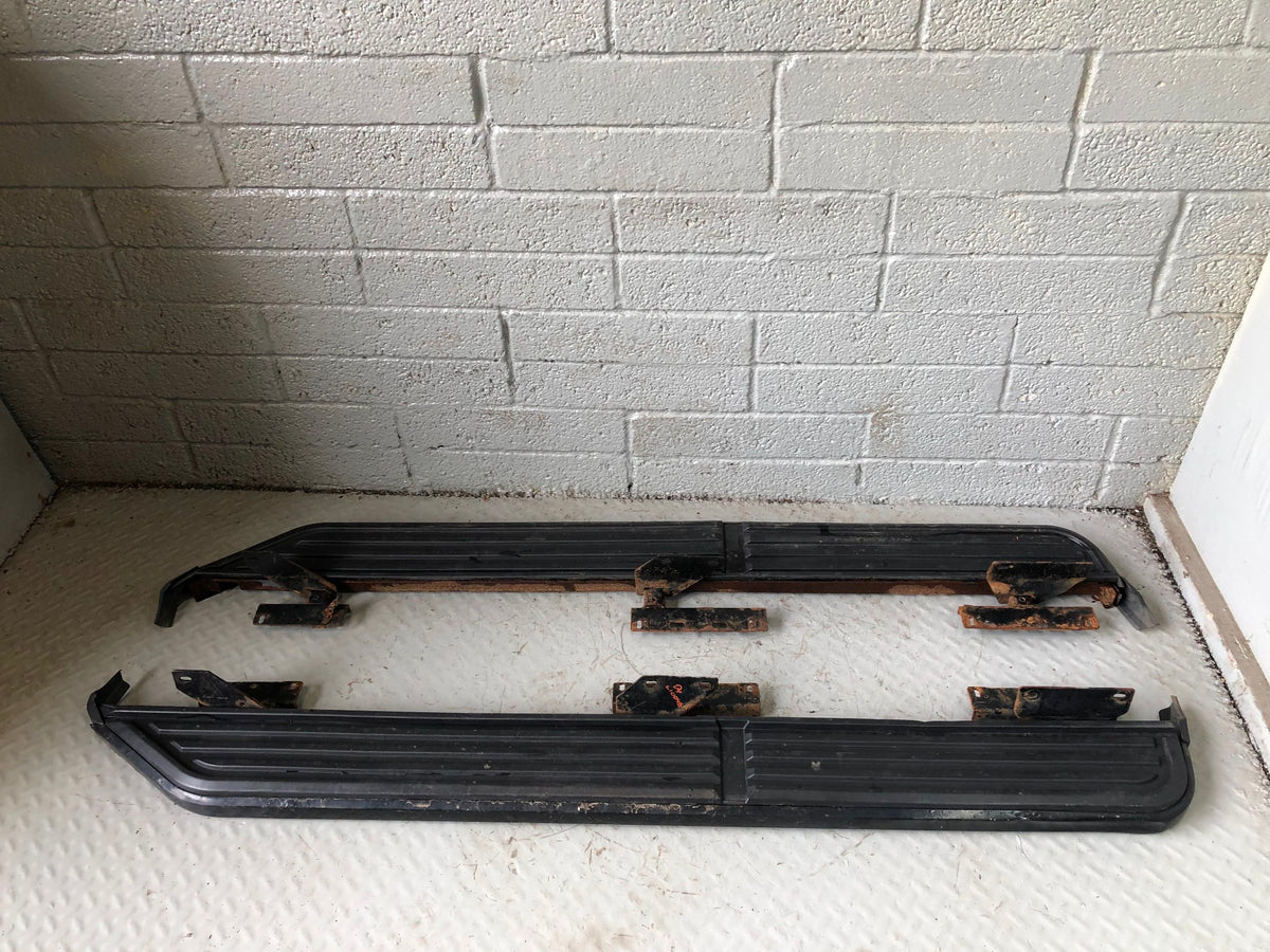 Discovery 3 4 Side Steps Pair Of Black Land Rover 2004 to 2014 L10046