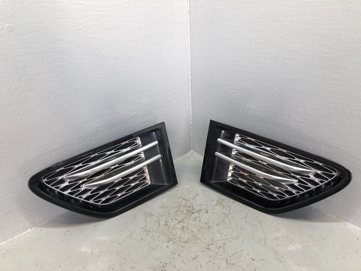 Range Rover Sport Wing Vents Pair L320 in Black and Silver Facelift 2005 to 2013