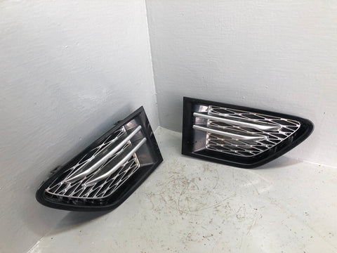 Range Rover Sport Wing Vents Pair L320 in Black and Silver Facelift 2005 to 2013
