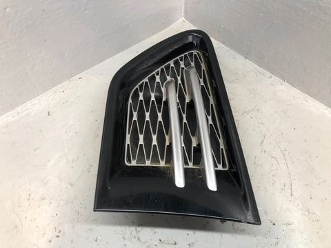 Range Rover Sport Wing Vents Pair L320 in Black and Silver Facelift 2005 to 2013