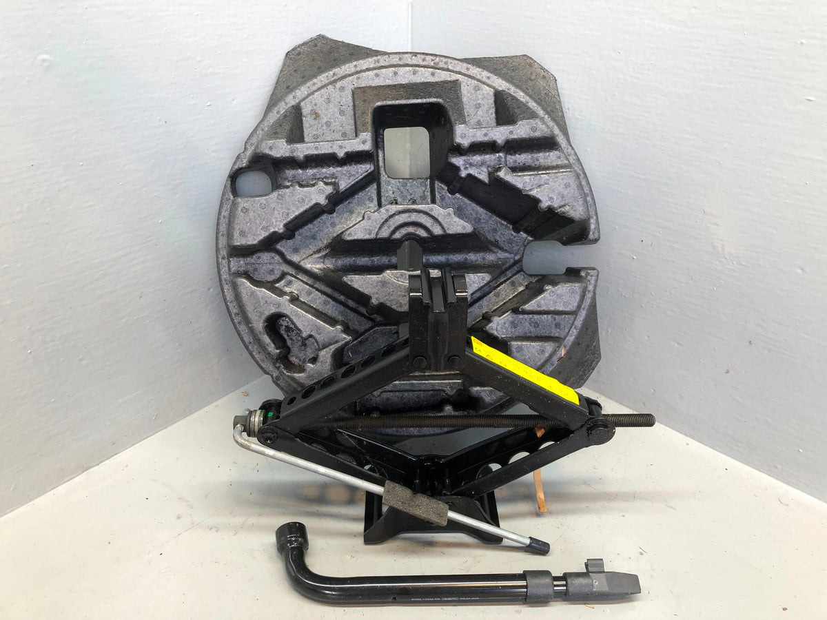 Freelander 2 Scissor Jack with Handle in Housing Brace Land Rover R21105