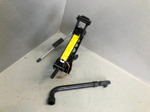 Freelander 2 Scissor Jack with Handle in Housing Brace Land Rover R21105