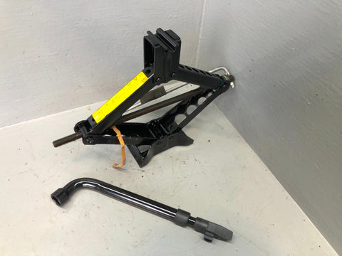 Freelander 2 Scissor Jack with Handle in Housing Brace Land Rover R21105