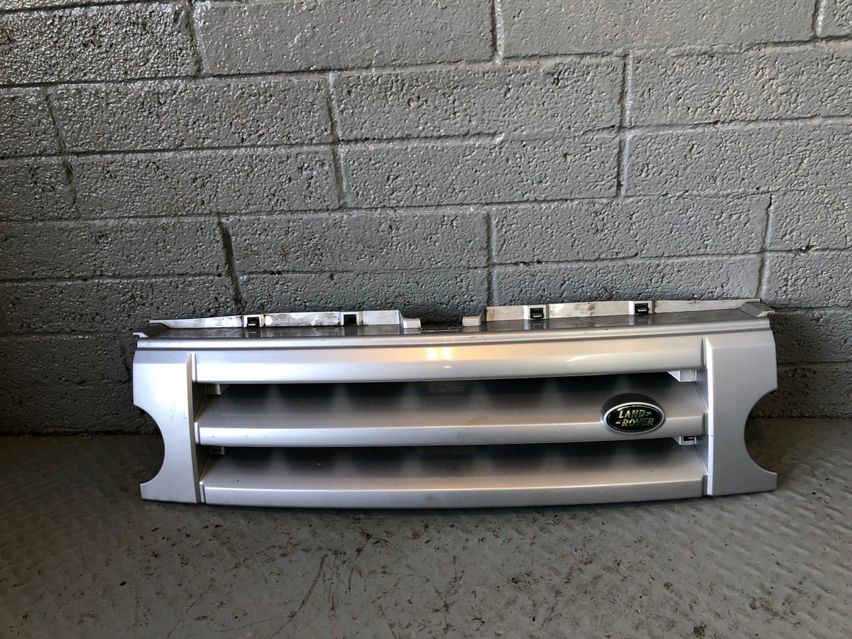 Discovery 3 Grille Front Zambesi Silver Land Rover 2004 to 2009 D17036
