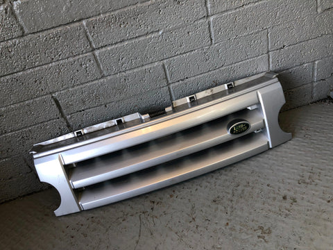 Discovery 3 Grille Front Zambesi Silver Land Rover 2004 to 2009 D17036