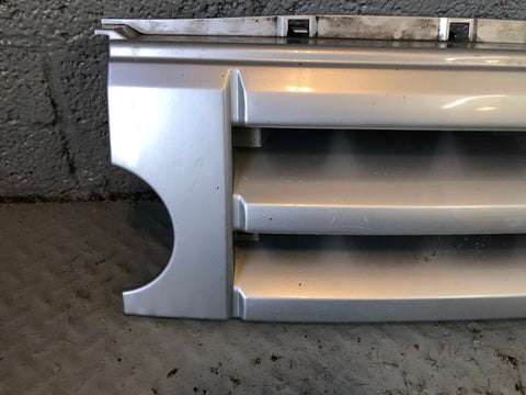 Discovery 3 Grille Front Zambesi Silver Land Rover 2004 to 2009 D17036