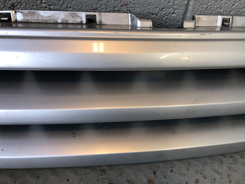 Discovery 3 Grille Front Zambesi Silver Land Rover 2004 to 2009 D17036