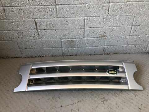 Discovery 3 Grille Front Zambesi Silver Land Rover 2004 to 2009 D17036