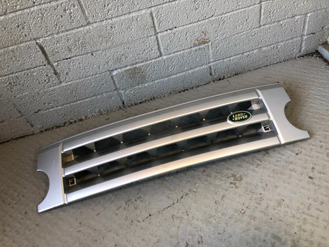 Discovery 3 Grille Front Zambesi Silver Land Rover 2004 to 2009 D17036