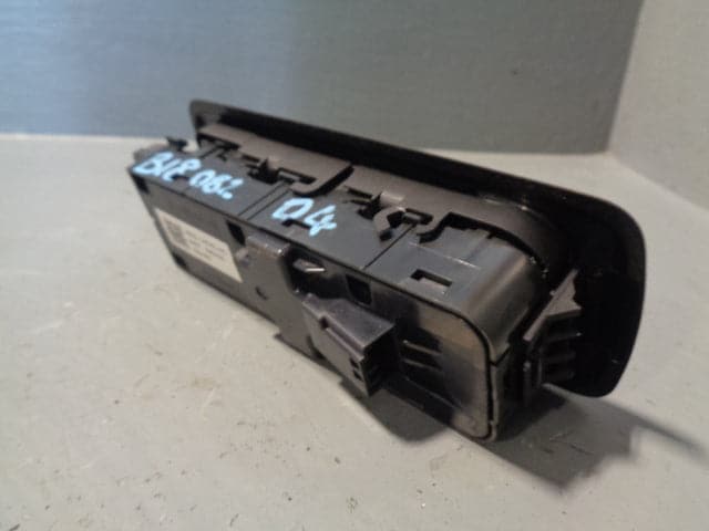 Discovery 4 Drivers Master Off Side Window Switch with Trim