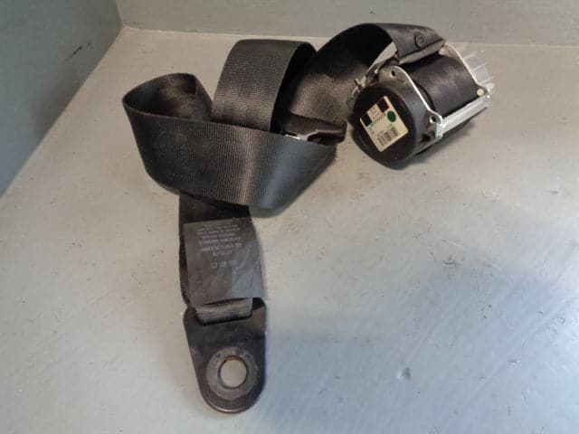 Discovery 3 Seat Belt Centre Rear in Black Land Rover 2004