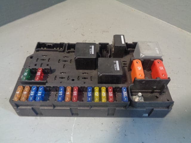 Range Rover L322 V8 Petrol Engine Bay Fuse Box YQE500090