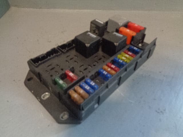 Range Rover L322 V8 Petrol Engine Bay Fuse Box YQE500090