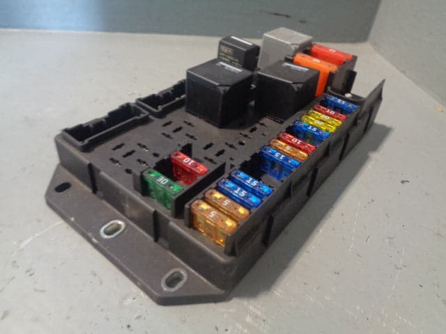 Range Rover L322 V8 Petrol Engine Bay Fuse Box YQE500090