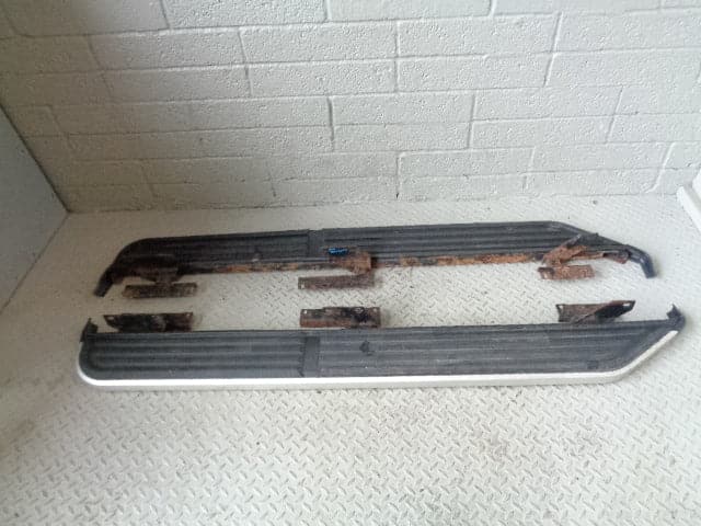 Discovery 3 4 Side Steps Pair Of Black Silver Land Rover 2004 to 2014 K05073