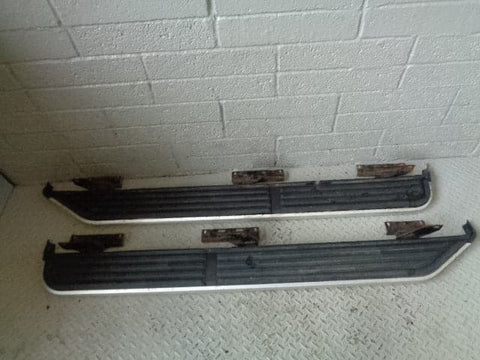 Discovery 3 4 Side Steps Pair Of Black Silver Land Rover 2004 to 2014 K05073