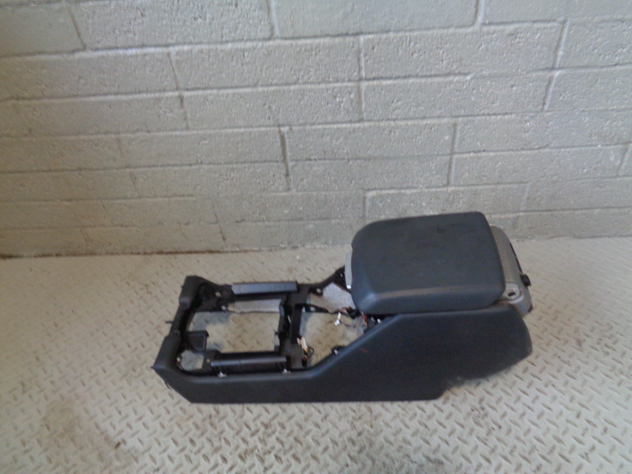 Range Rover L322 Centre Console Arm Rest in Black Leather 2002 to 2006 ...