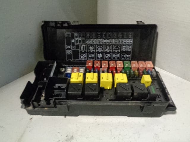 Discovery 2 Under Bonnet Fuse Box TD5 Land Rover YQE103800 1998 to 2004