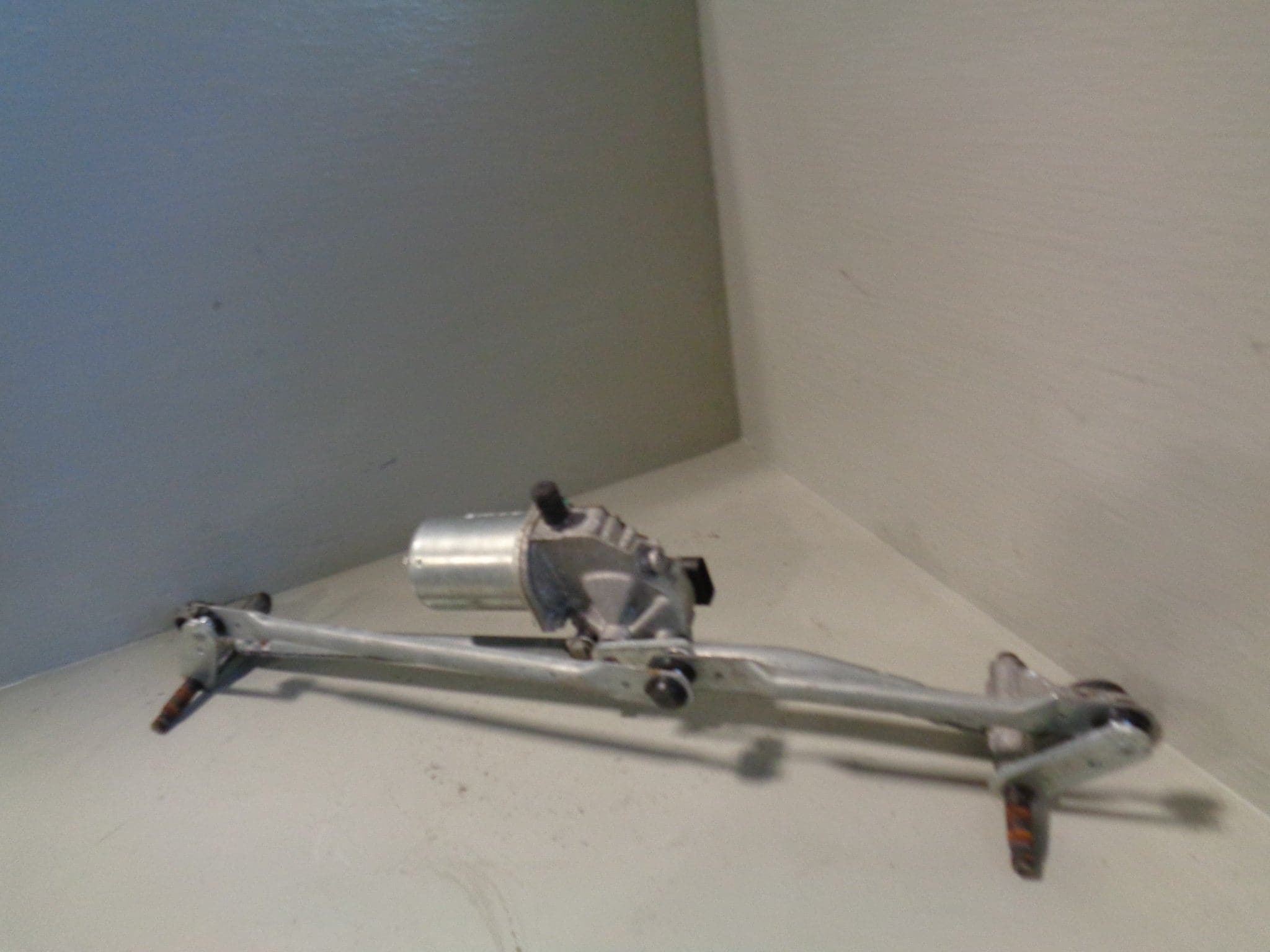 thumbnail image 2 of Front Windshield Wiper Linkage With Motor For Land Rover LR2 2008-2015 - LR002253 2 of 6