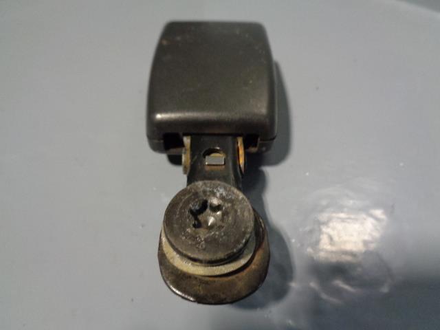 Discovery 2 Seat Belt Buckle Clasp Near Side Rear Land Rover